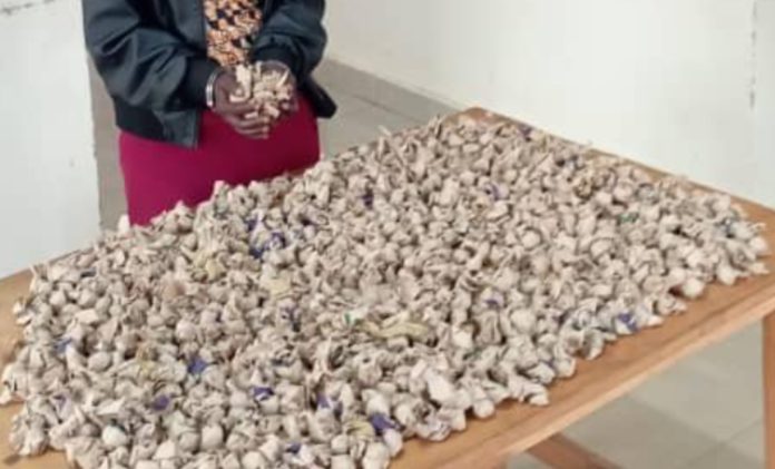 Mukandayisenga Yafatanywe udupfunyika 800 tw’urumogi