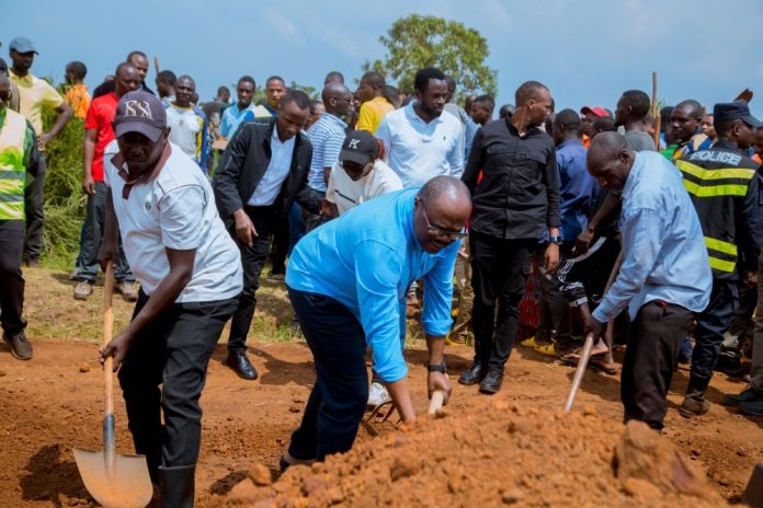 Minisitiri w’Intebe Dr Nsengiyumva yifatanyije na ABI Kayonza mu Muganga rusange agamije gushimangira ubumwe n’isuku rusange.