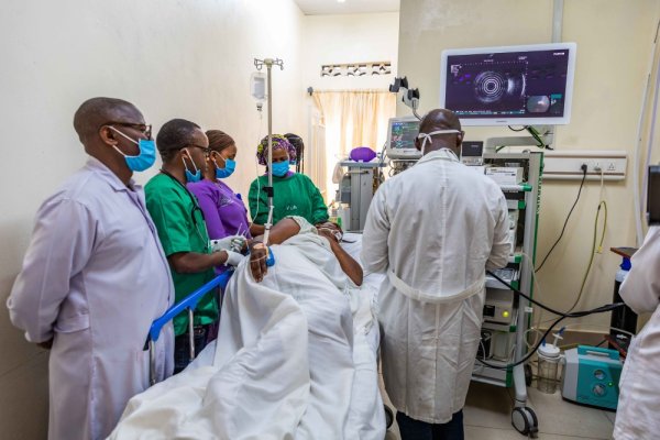 ubuvuzi_bwifashisha_eus_bukorwa_n_itsinda_rikuriwe_na_muganga_wabihuguriwe_by_umwihariko__akenshi_umurwayi_asabwa_kuryamira_uruhande_rw_ibumoso_mu_gihe_avurwa_hakoreshejwe_iryo_koranabuhnaga-2-15d80