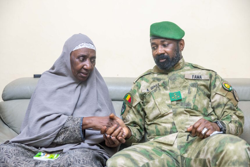 Assimi GOÏTA aganira n'umwe mu bo mu muryango wa Sadio CAMARA wari Minisitiri w'Ingabo akaza kwicw an'inyeshyamba