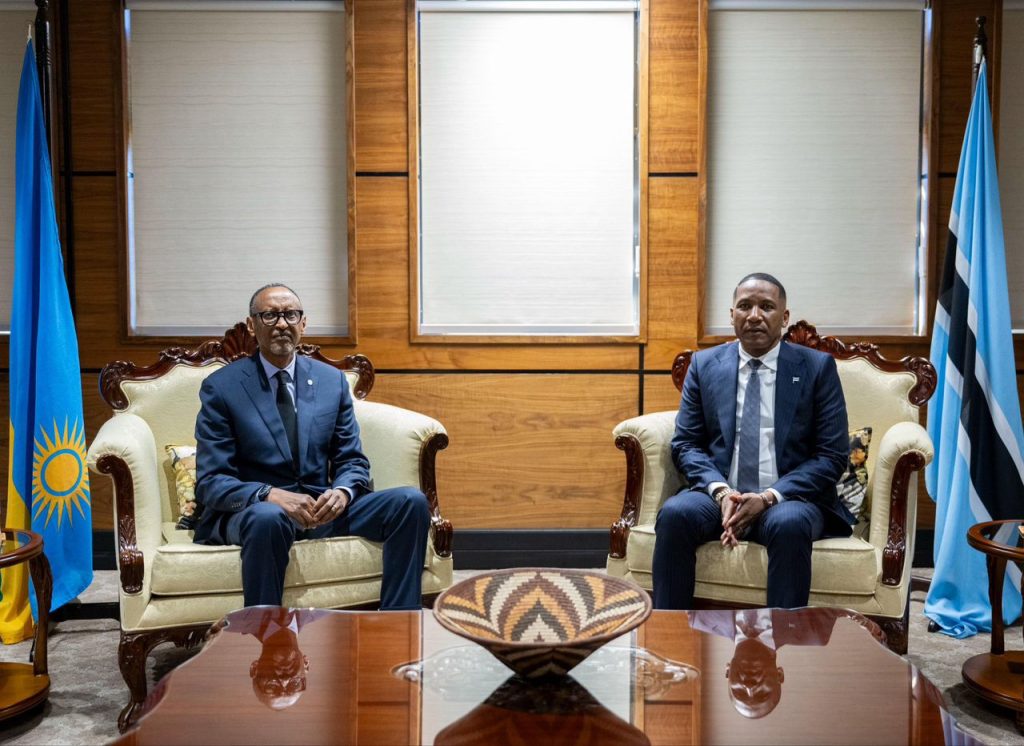 Perezida Kagame na mugenzi we wa Bostwana Duma Boko bagiranye ibiganiro byihariye