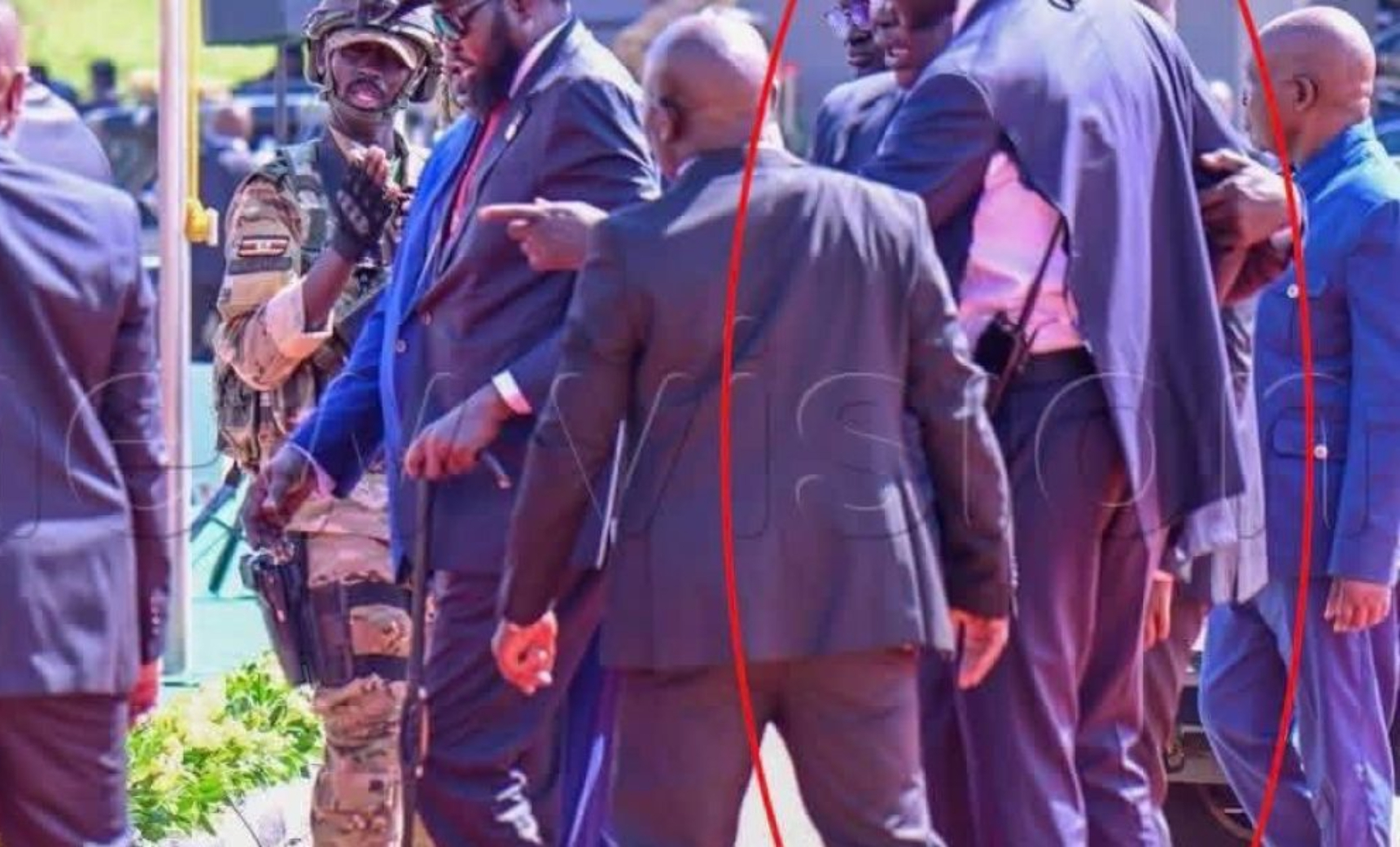 Umwe mu basirikare b’ibigango bashinzwe kurinda Perezida wa Sudani y’Epfo, Salva Kiir Mayardit, yagaragaje ubunyamwuga bwashimwe na benshi nyuma yo gukomeza akazi ke nubwo yari amaze gucikirwaho ikoti mu kavuyo kabereye mu birori by’irahira rya Perezida Yoweri Kaguta Museveni.